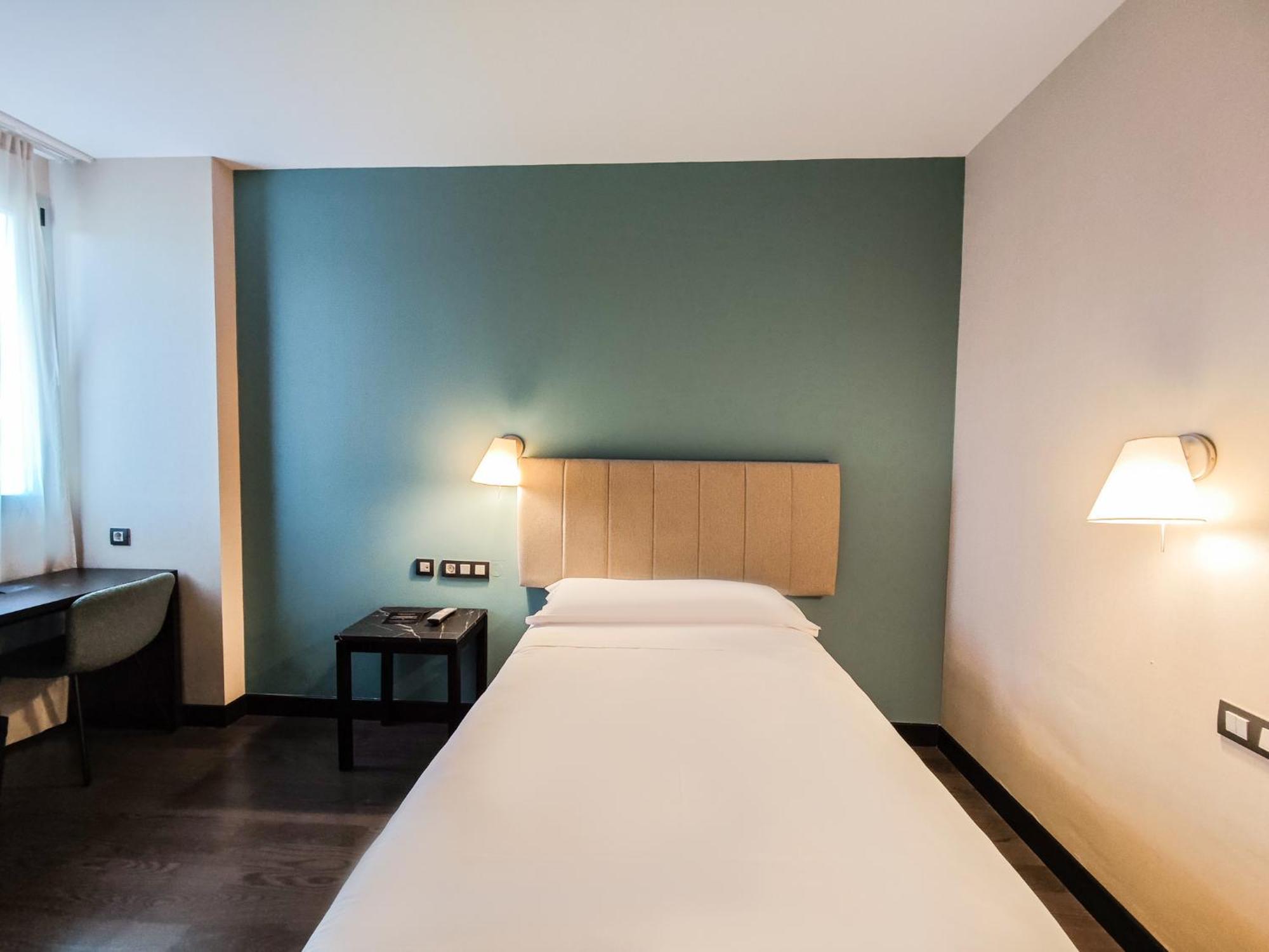 Azz Pamplona Norte Hotel Berriozar ภายนอก รูปภาพ